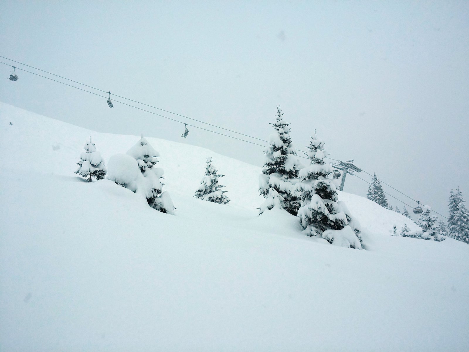 Éjjel is esett még 30 cm friss hó és ez így már bőven elég