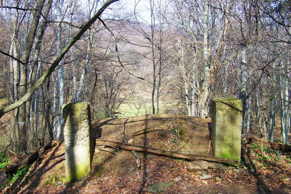 Az egykori sísánc betonoszlopai I Fotó: Dienes Áron