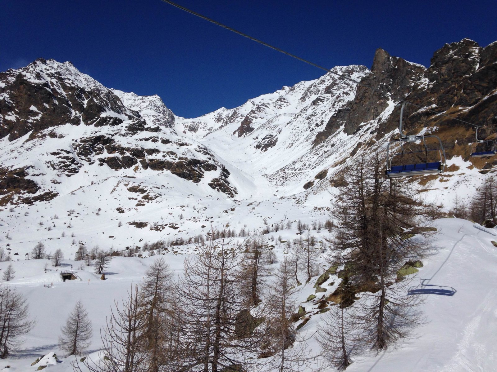 Ülős lift is van - innen jól látszik a felső katlan