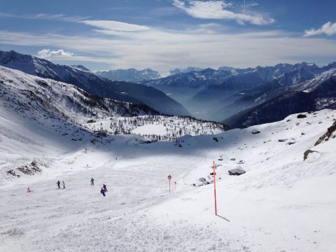 Széles pálya, balra megbújik Rifugio Doss del Cembri menedékháza