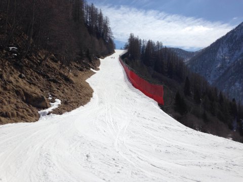 Autópálya épült a hegy oldalán