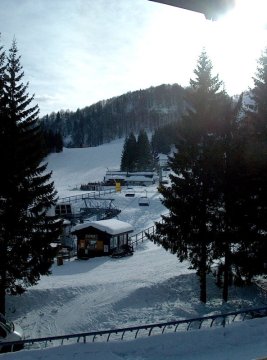 "Seggiovia" felvonó állomása az ablakunkból