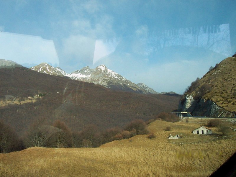 Végre egy kis havat is látunk a buszból