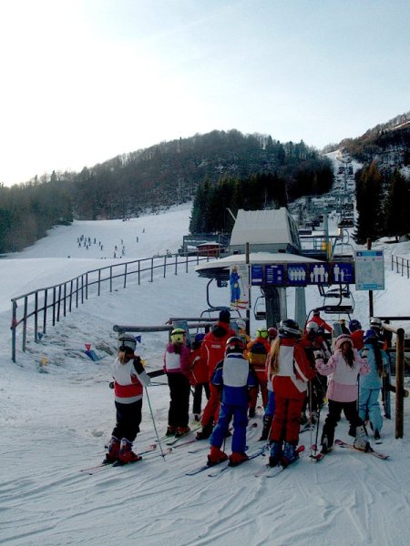 Az első lift az erdő széléig szállít