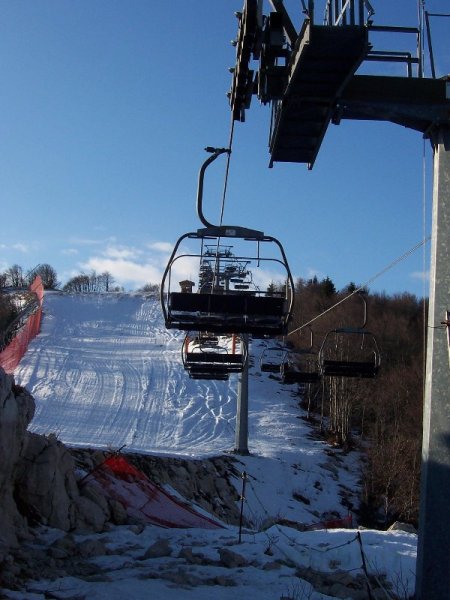 A lejtő tetején fűves mező volt a pálya helyett