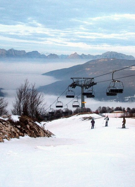 Mig lenn mindenki panaszkodik, fent a szépséges derű