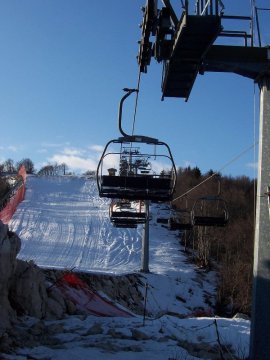 A lejtő tetején fűves mező volt a pálya helyett