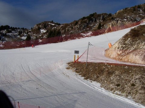 Mellette jobbra le, az 1-es Salom pálya, mely sajnos a hóhiány miatt nem volt használhatóő