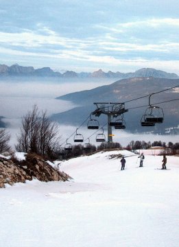 Mig lenn mindenki panaszkodik, fent a szépséges derű