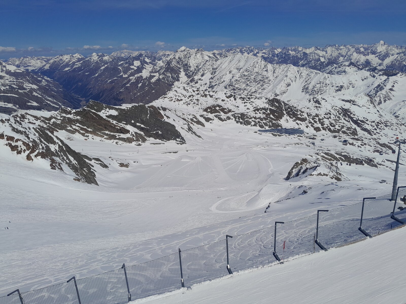 A völgybe induló pálya, hatalmas hódepókkal