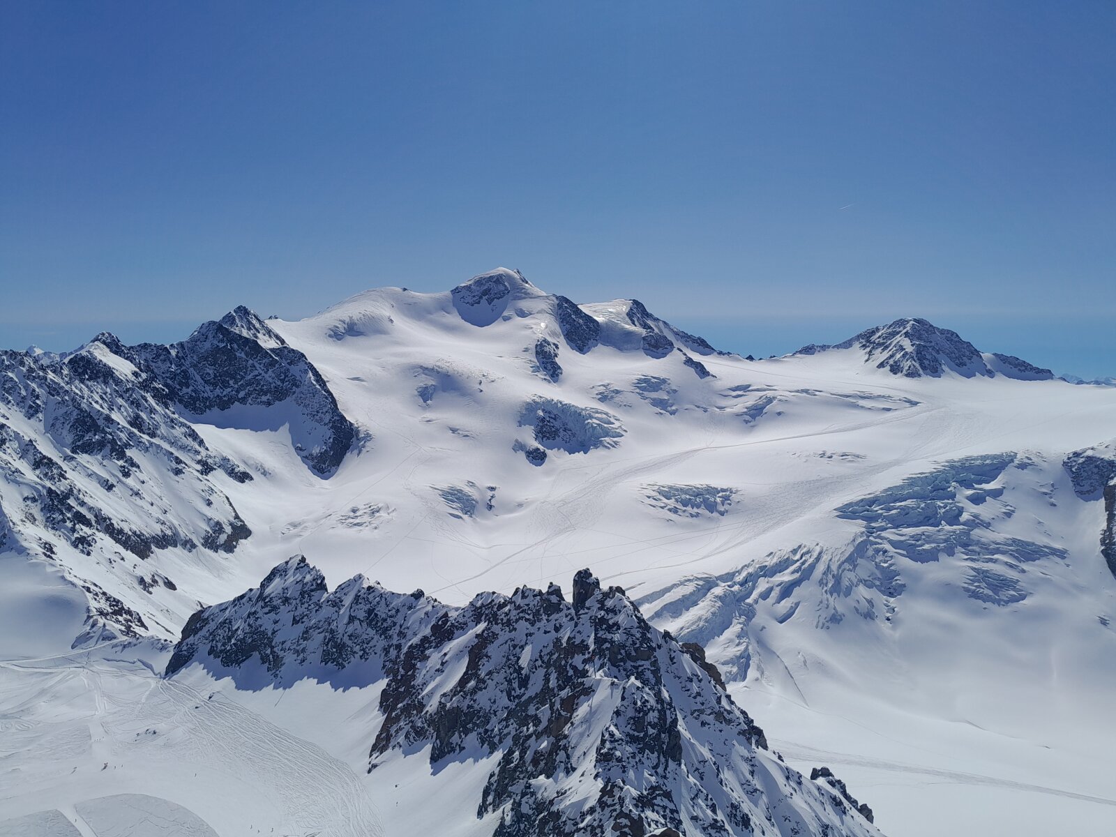 Távolban, a még magasabb régiókban sítúrázók