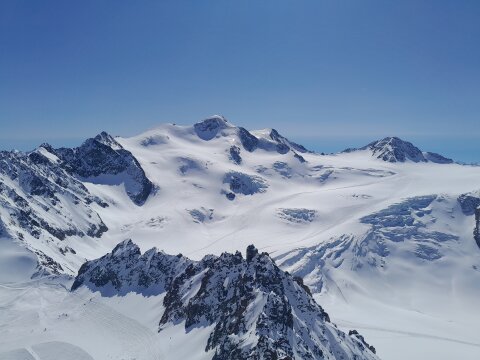 Távolban, a még magasabb régiókban sítúrázók