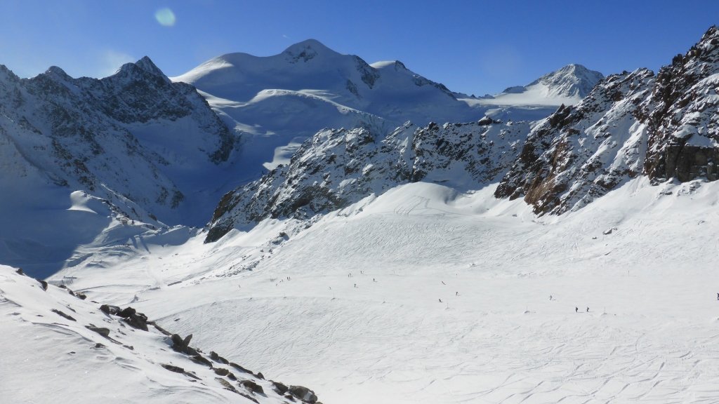 Kilátás a Mittelbergbahn tetejétől, szemben a Wildspitze csúcsa, alattunk a 36-os pálya.