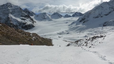 25-ös pálya teteje, a Gletscherseebahn mellett. Itt csak a pályán volt hó, kicsit puhább, de nagyon jól fogta a léceket.