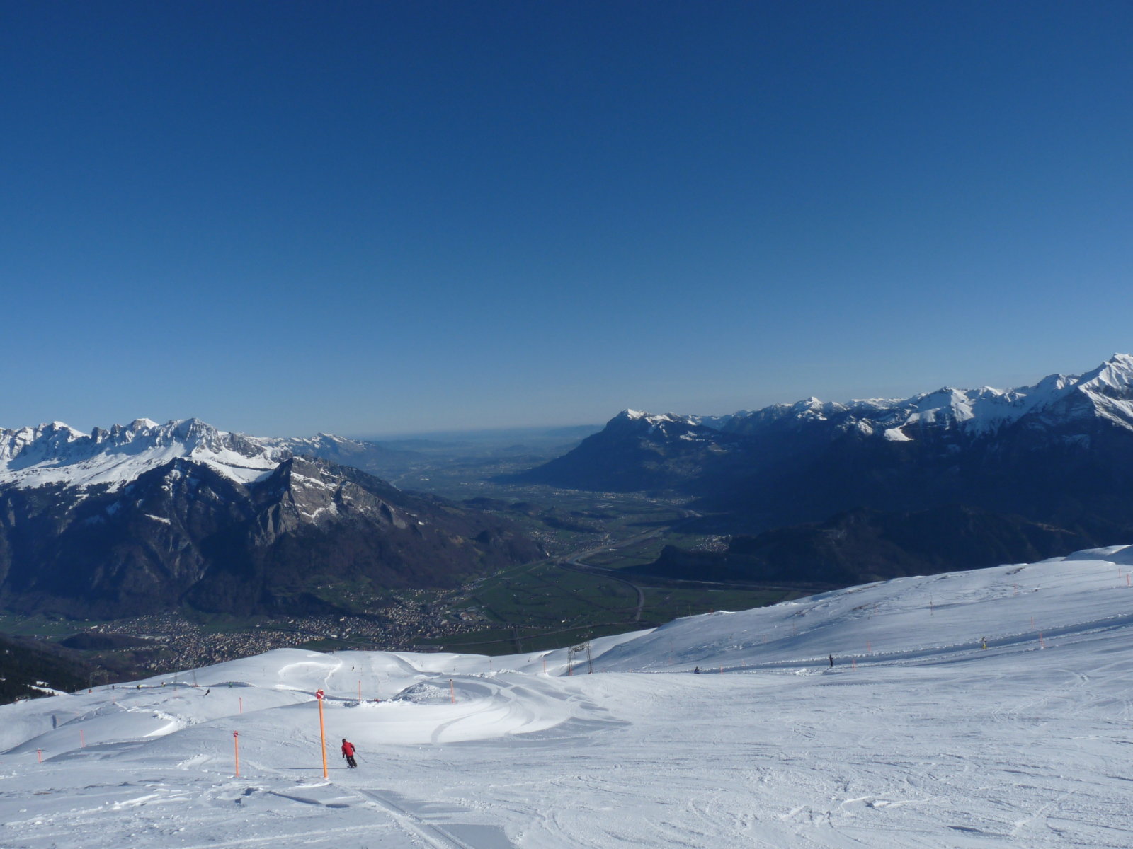 Előttünk a Rajna völgye:balra Svájc jobbra Liechtenstein