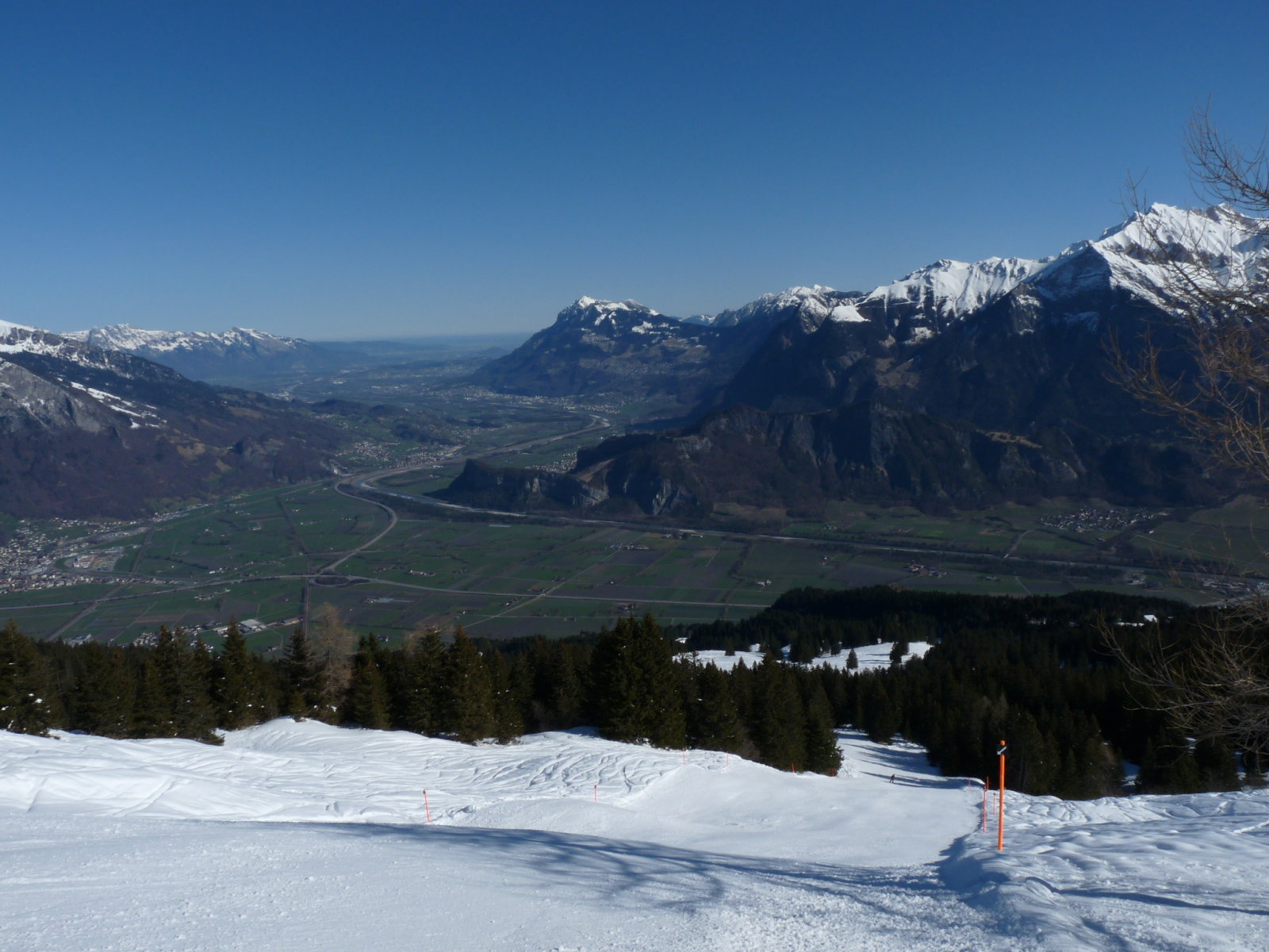 jobb oldalon a falu Maienfeld (itt van a Heididorf)