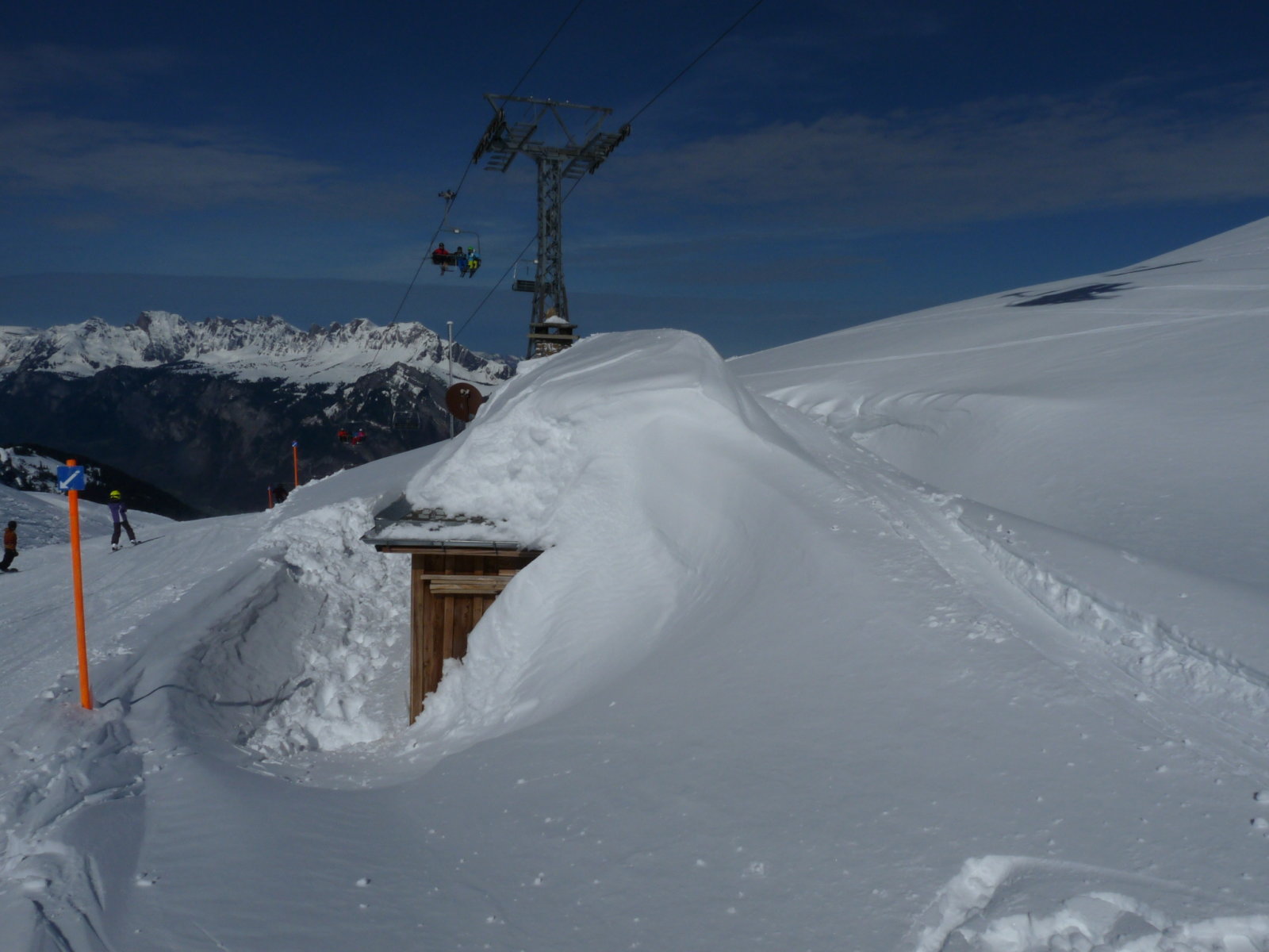 Valakik a háztetőn is síeltek, biztos ott a legjobb a sípálya :)