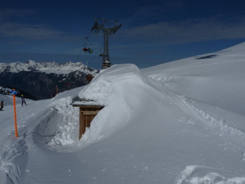 Valakik a háztetőn is síeltek, biztos ott a legjobb a sípálya :)