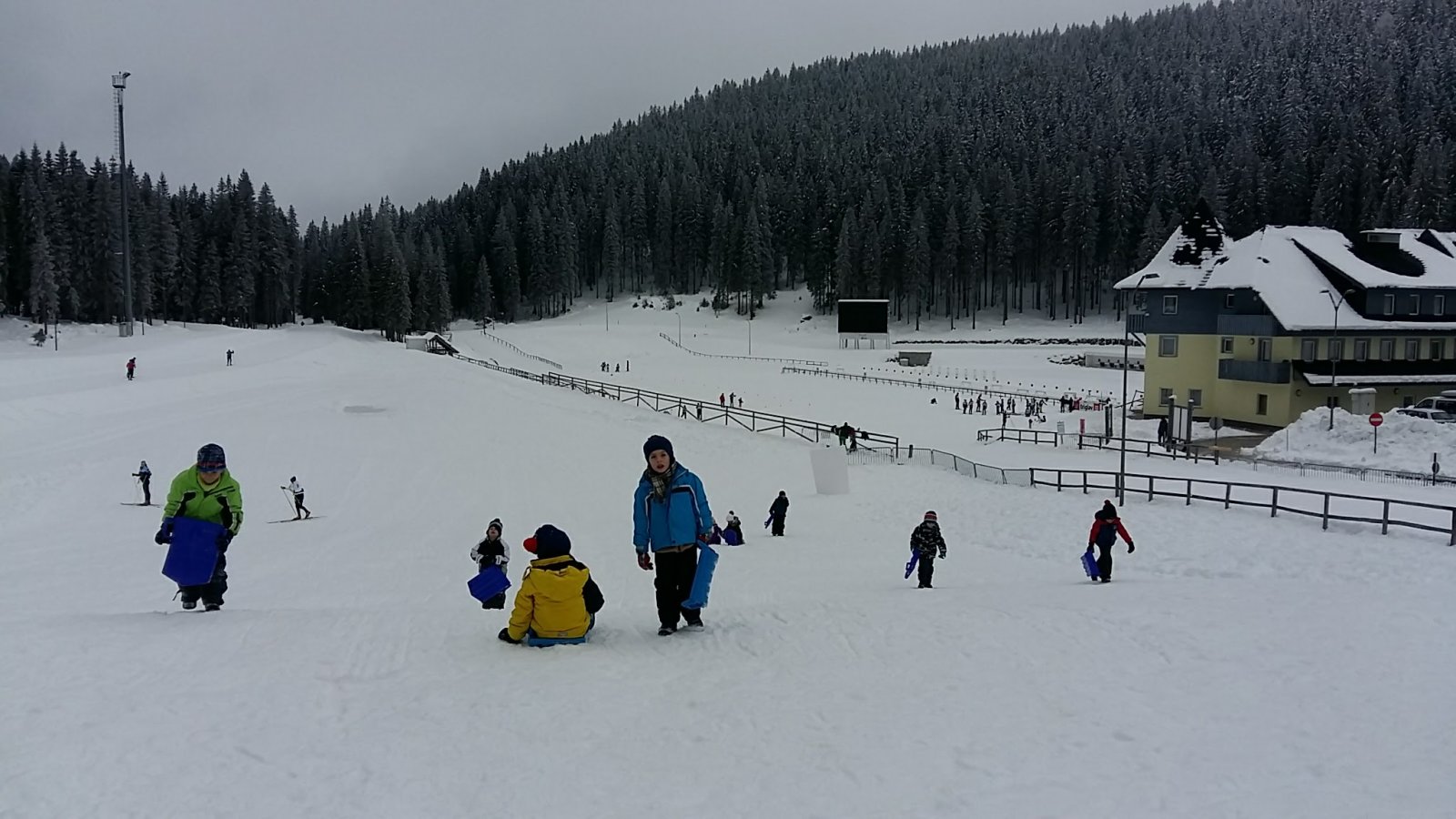 Szánkódomb kicsiknek a Pokljuka sportközpontban.