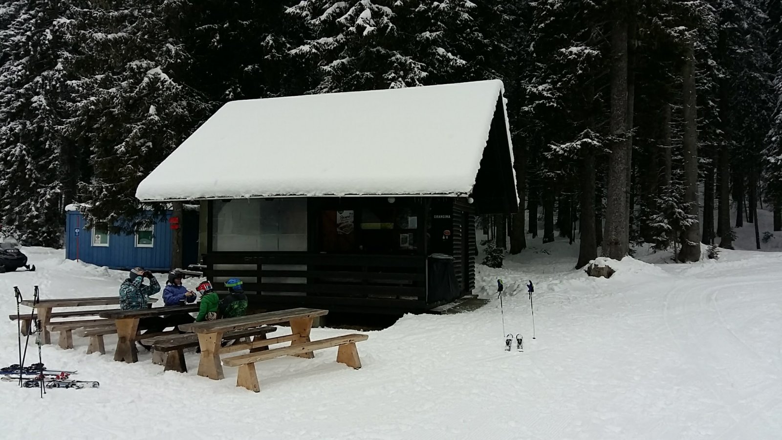 Egy kis büfé van a pálya aljában, ahol szendvicseket, italokat árulnak.