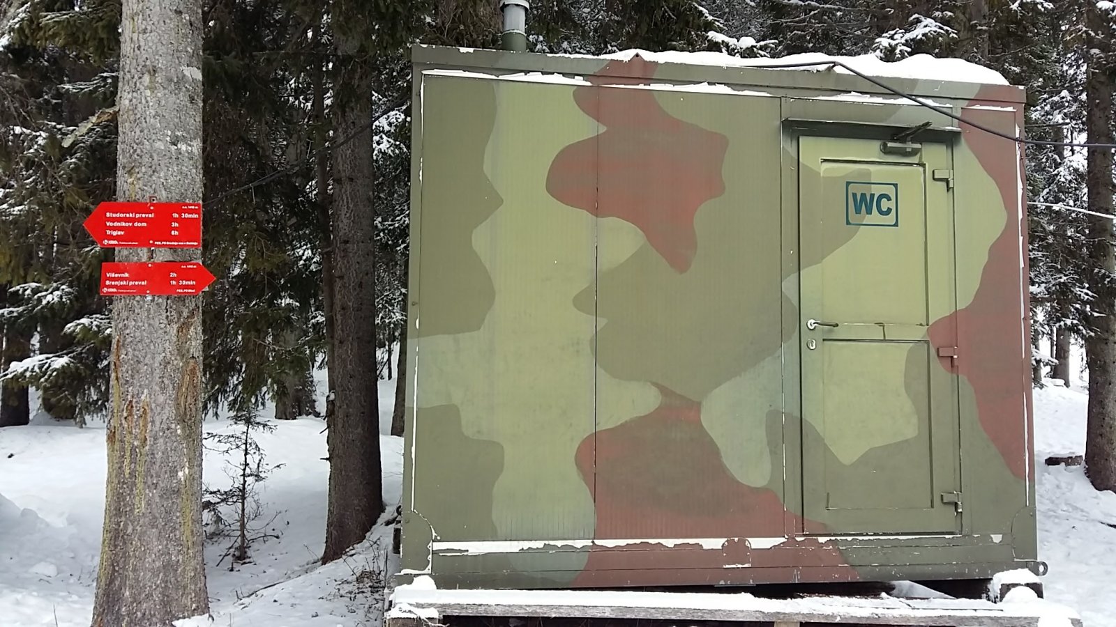 A piros tábla mutatja, hogy a Trigláv csúcsa innen gyalogosan 6 óra.