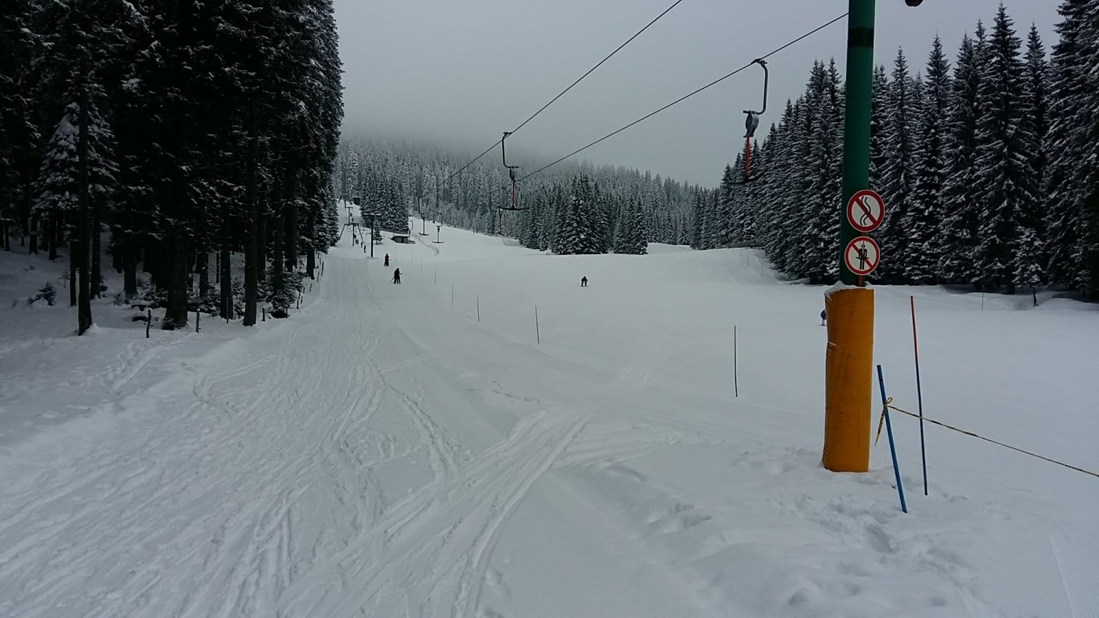 Két csákányos felvonó található a síterepen, az alsó kezdőknek ideális.