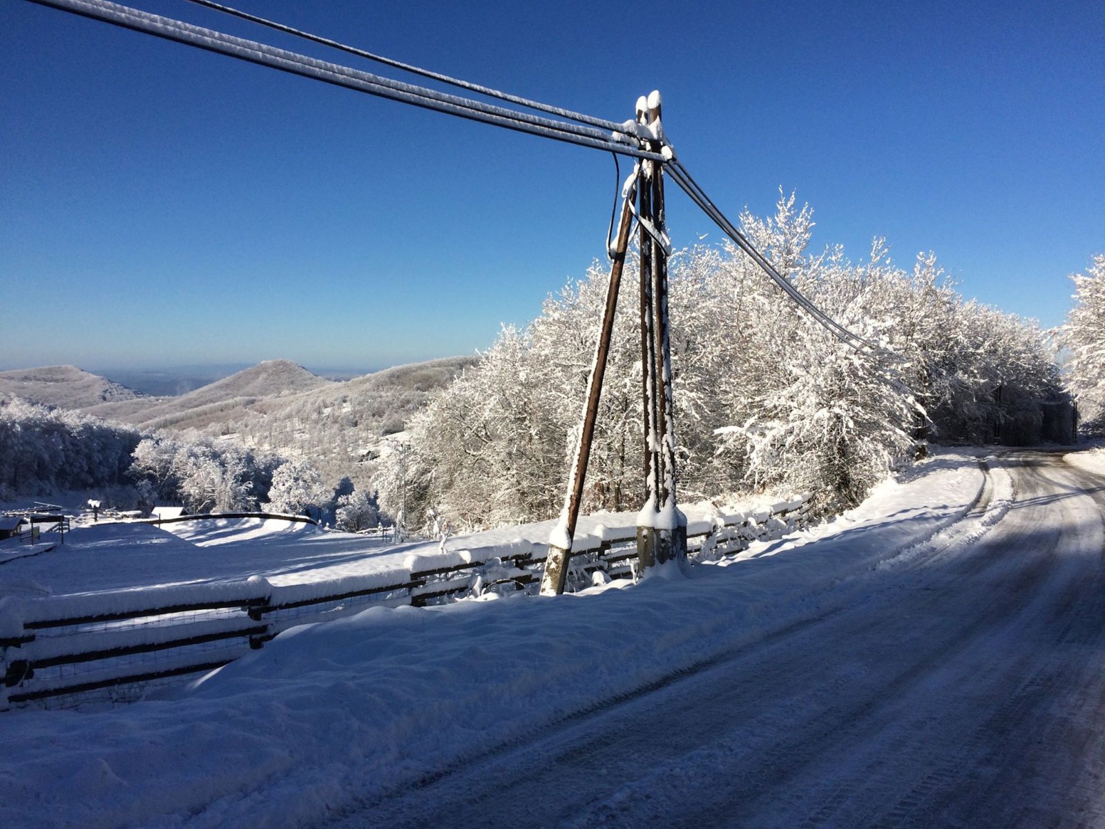 2015. november 22-23-án, hétfő reggelig friss porhó esett. Ilyen szép időre ébredtünk. Síeléshez ez még nem elég, hiszen a meleg talajon hamar 5-10 cm-re zsugorodik a közel 22 cm-es hótakaró. Napközben a hőmérséklet nulla fok körül alakul majd.