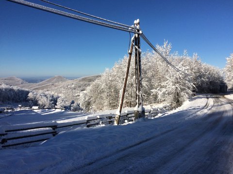 2015. november 22-23-án, hétfő reggelig friss porhó esett. Ilyen szép időre ébredtünk. Síeléshez ez még nem elég, hiszen a meleg talajon hamar 5-10 cm-re zsugorodik a közel 22 cm-es hótakaró. Napközben a hőmérséklet nulla fok körül alakul majd.