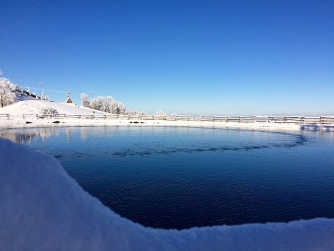 2015. november 22-23-án, hétfő reggelig friss porhó esett. Ilyen szép időre ébredtünk. Síeléshez ez még nem elég, hiszen a meleg talajon hamar 5-10 cm-re zsugorodik a közel 22 cm-es hótakaró. Napközben a hőmérséklet nulla fok körül alakul majd.