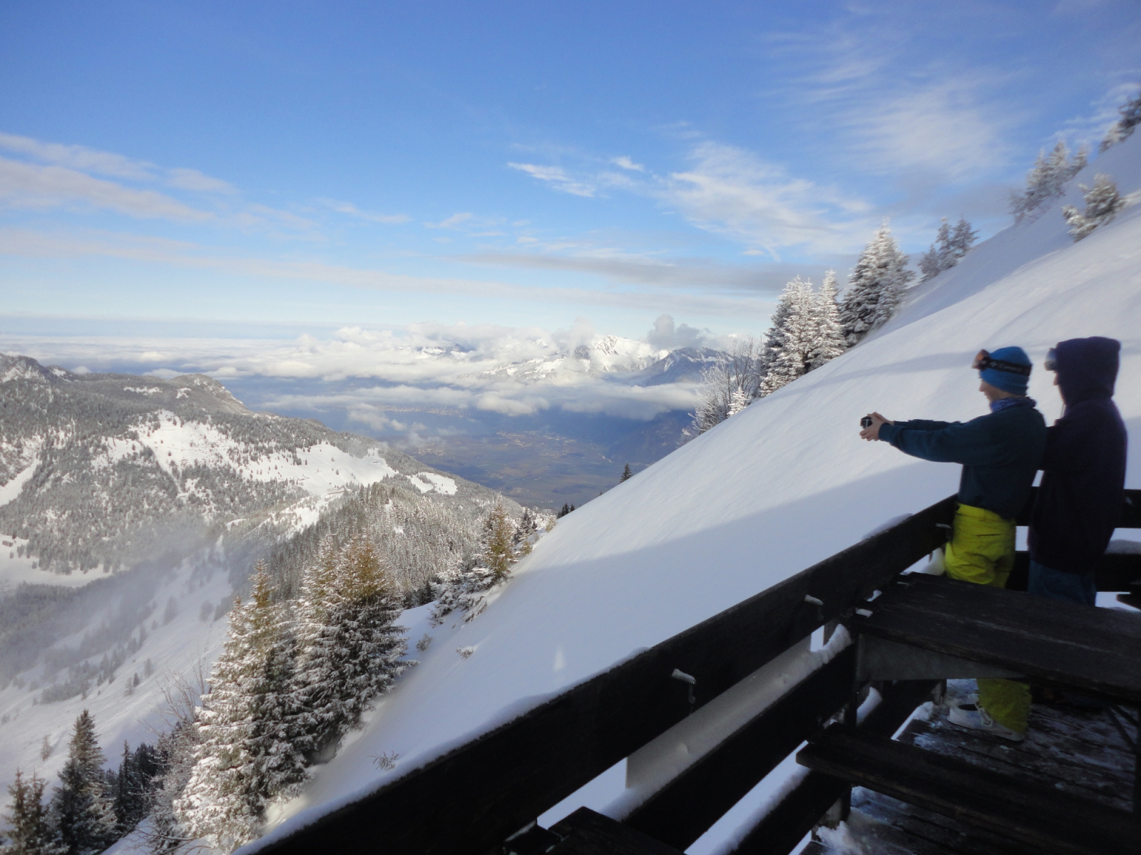 Az étterem teraszáról látni lehet a Genfi-tavat