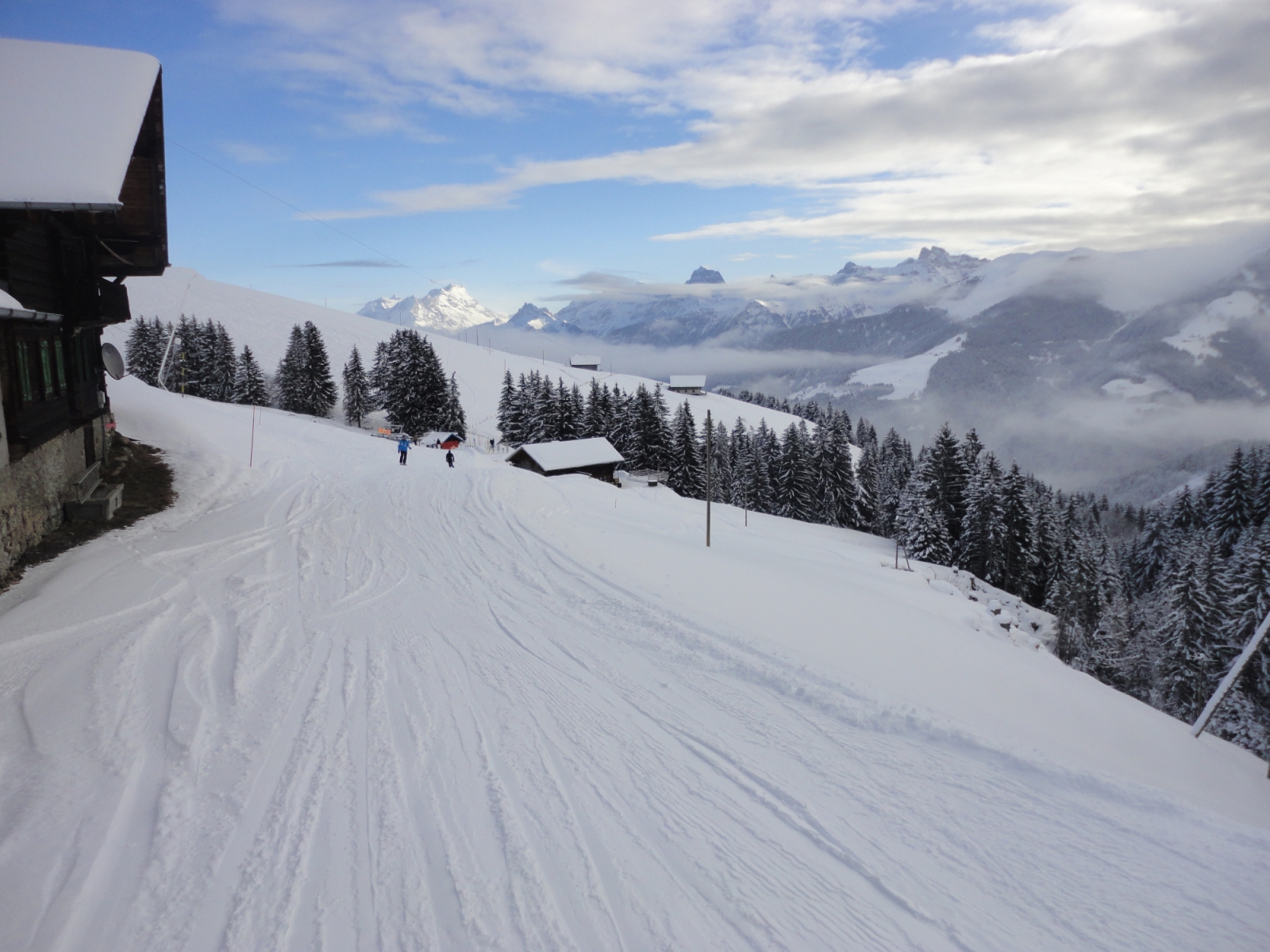 Elállt a hóesés. Már kék az ég és mindjárt kisüt a nap. Hurrá!