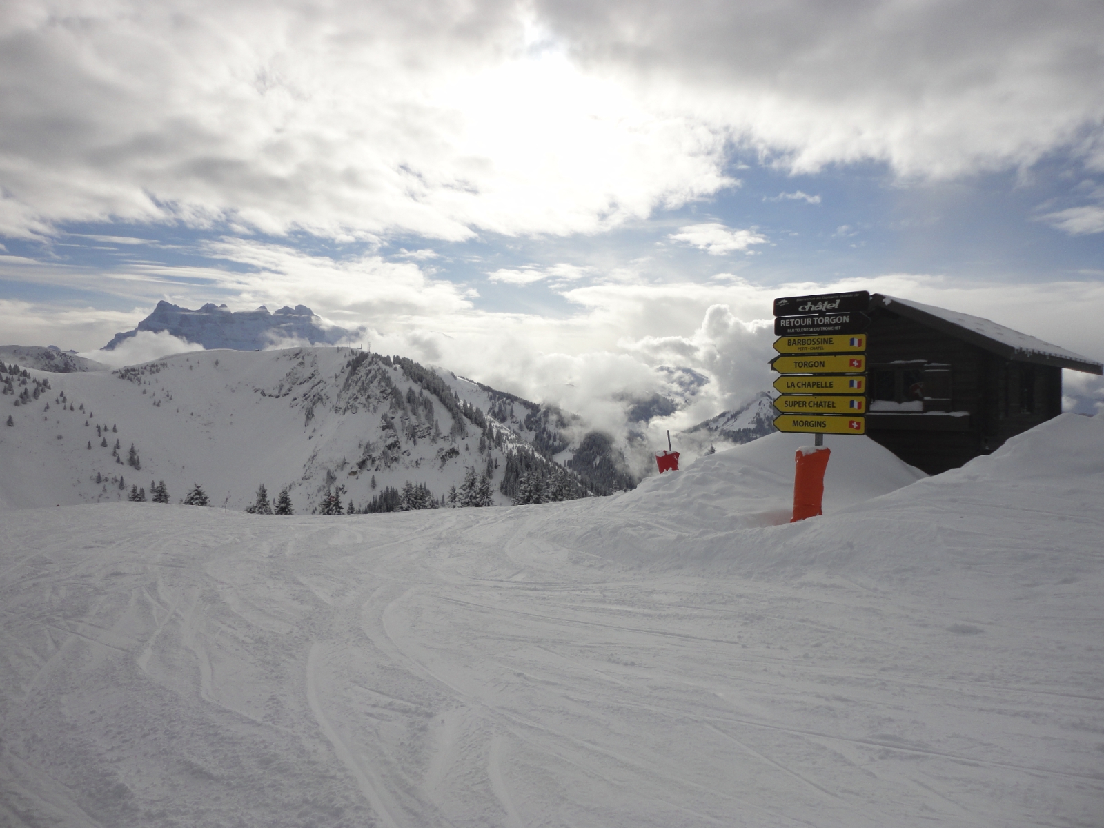 A Portes du Soleil sírégió nagyobb része Franciaországban van, kisebb része Svájcban, de nincsenek határok