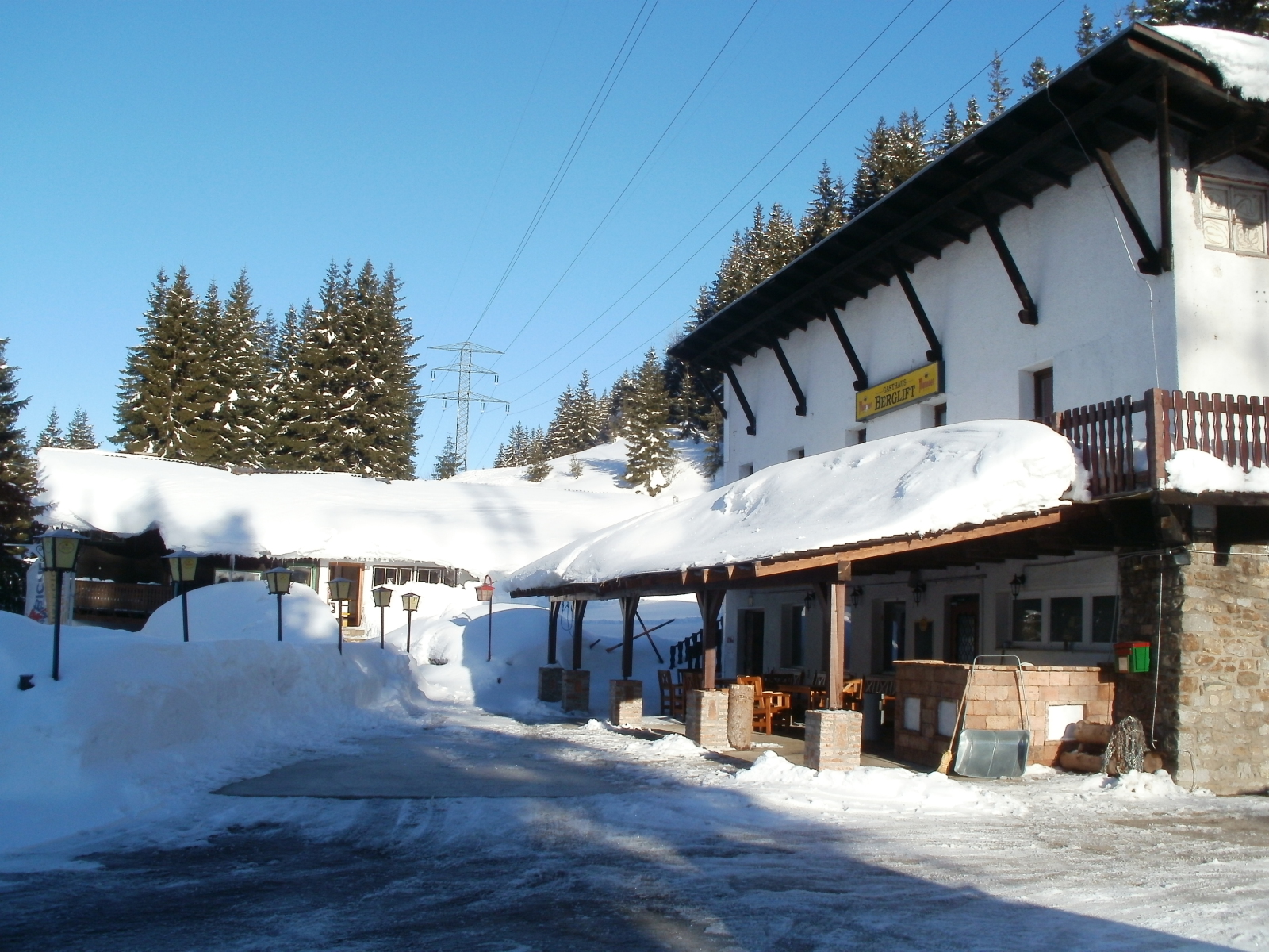 Berglift, háttérben a felvonó