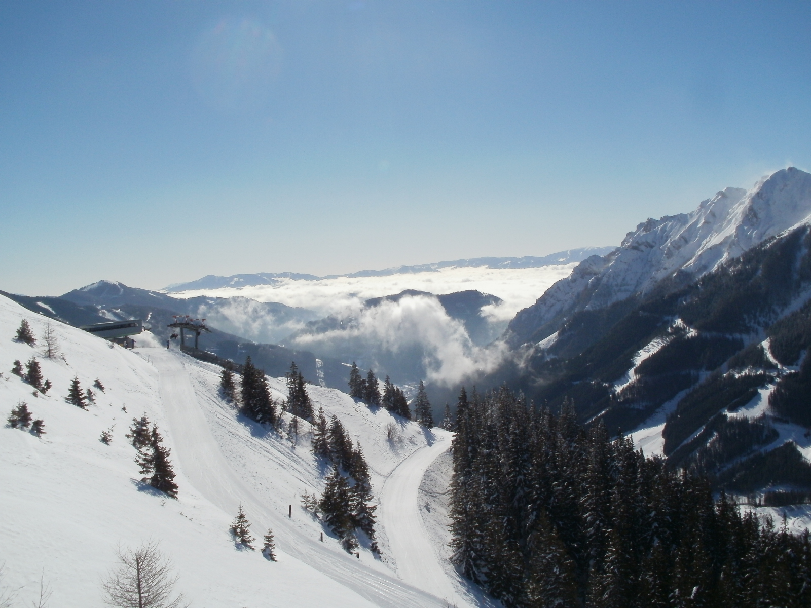 Balra a Polster Quattro