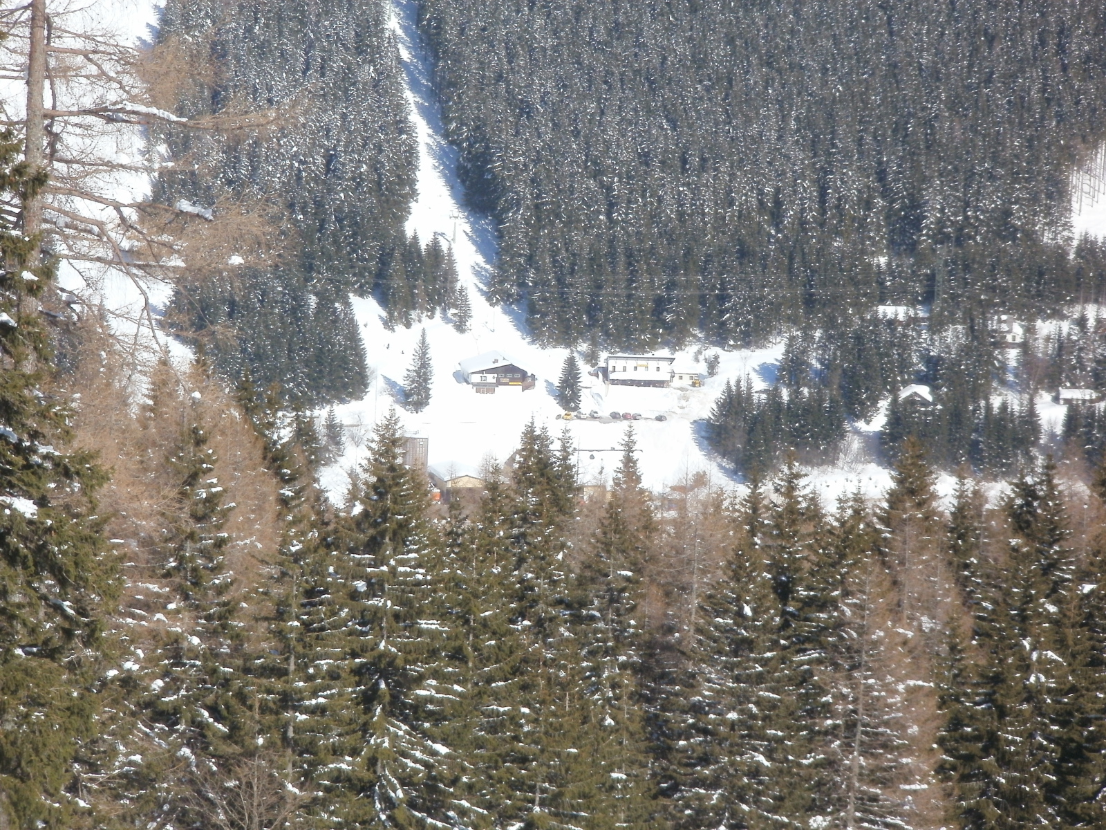A classic felvonó és mellette a Berglift gasthaus