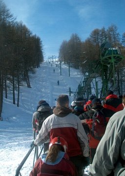 Pegueiou-ra menő tárcsás felvonó