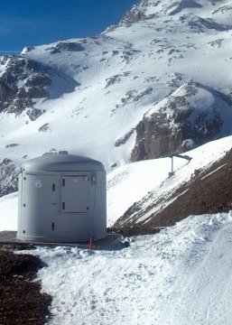 Hó-ágyú vezérlő kamrája, tölle kicsit jobbra, a hóból kimeredő "ágyúcső"