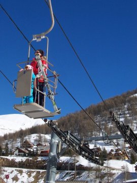 Központból a kabinhoz szállító "álló-lift"