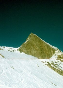 Az Obszervatorium feletti piramisfal alulról