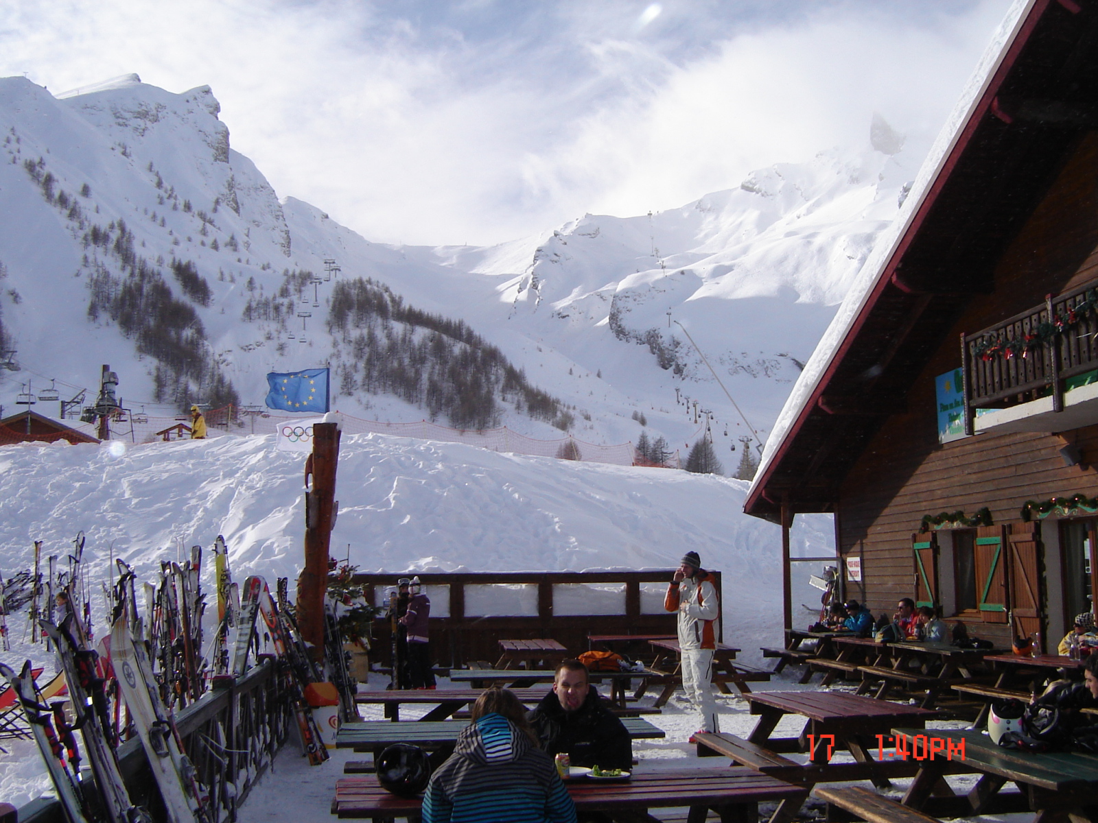 KOCSMA AZ AIGUILLE FELVONÓ ALJÁBAN