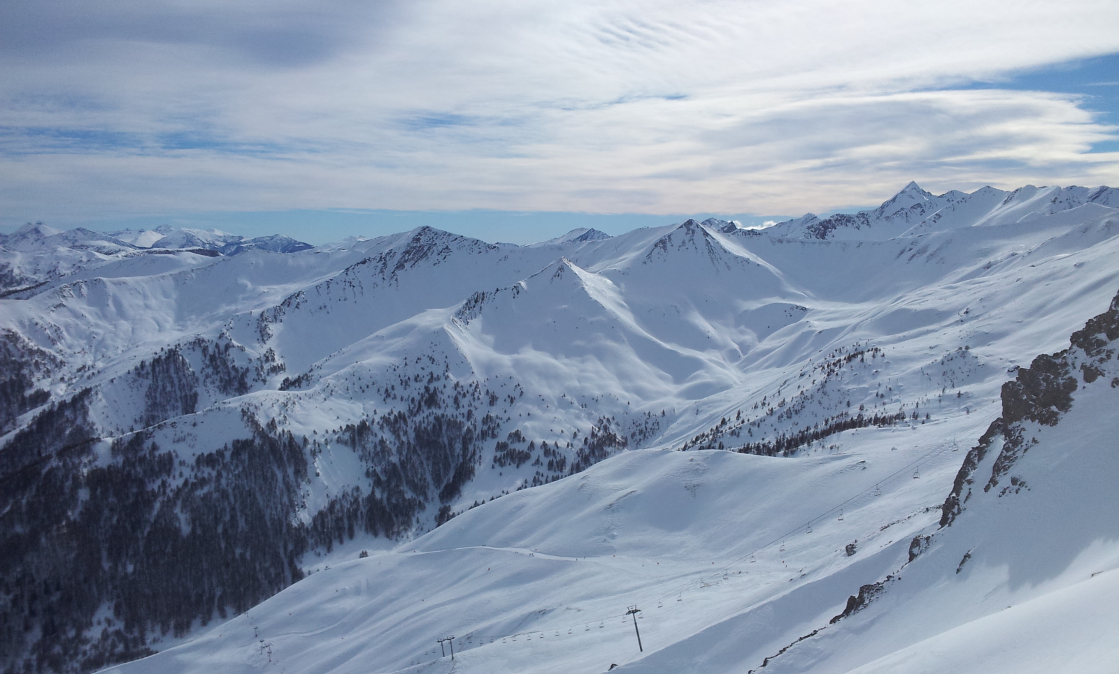 Lefelé a quartiers piros és a TS Quartiers felvonó látható. 