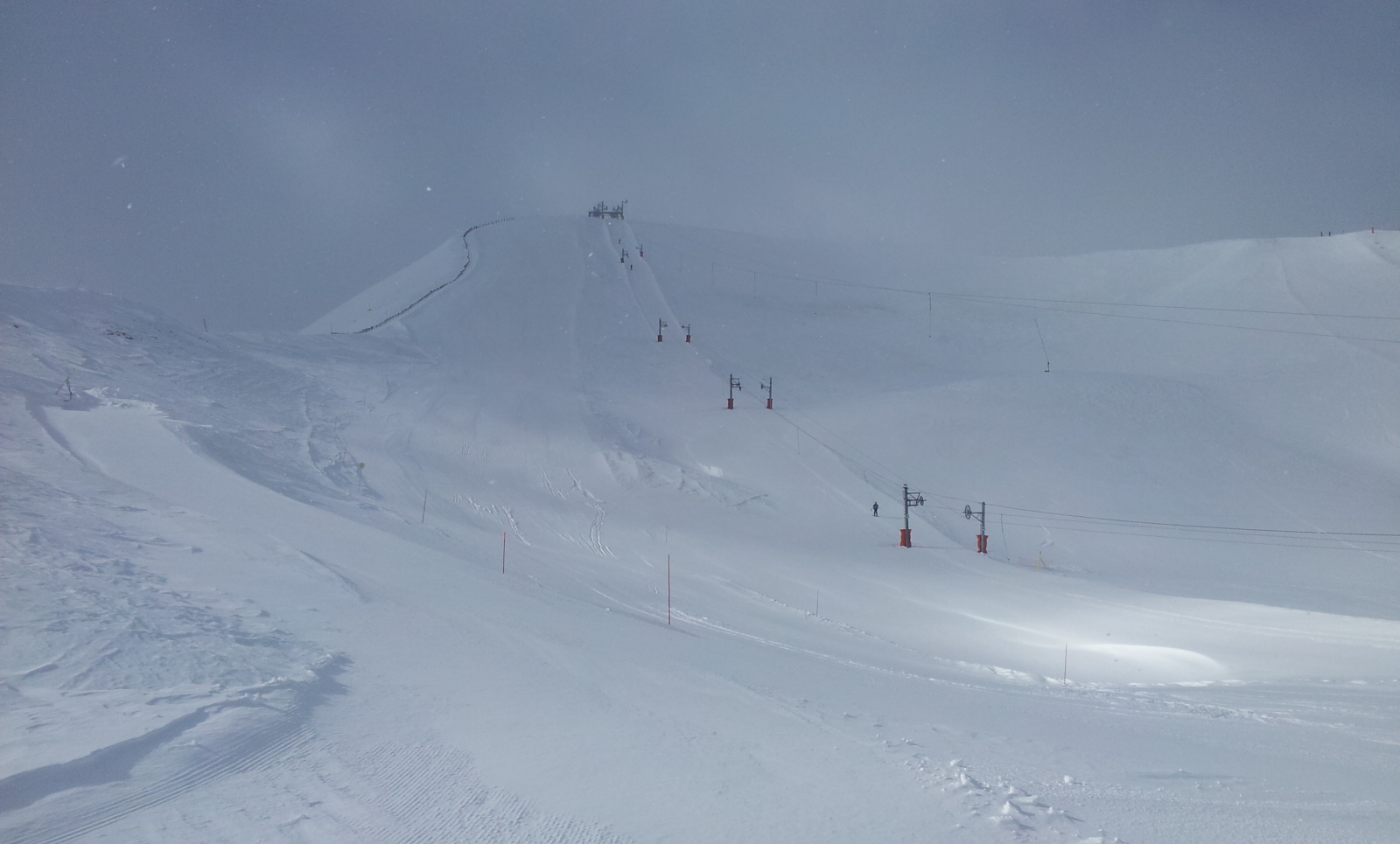 Grande Rouge piros pálya derékig érő hófúvásban felfelé