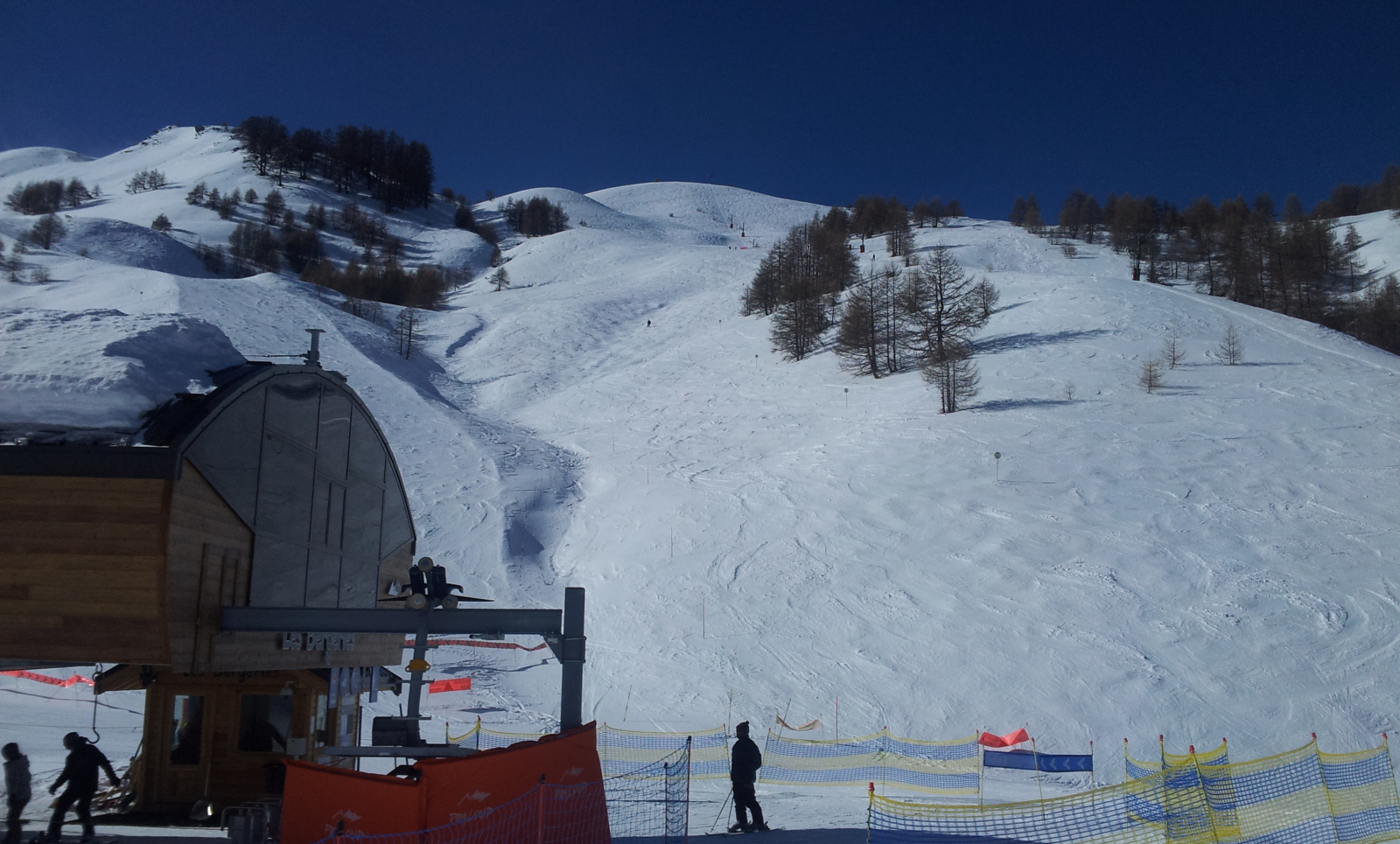 TSD Bergeries felvonó és szemben a surf és gimette kezeletlen piros pályák