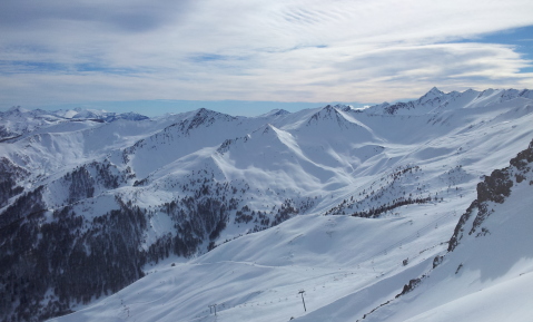 Lefelé a quartiers piros és a TS Quartiers felvonó látható. 