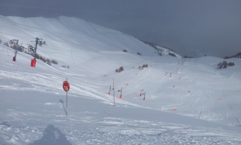 Grande Rouge piros pálya derékig érő hófúvásban lefelé