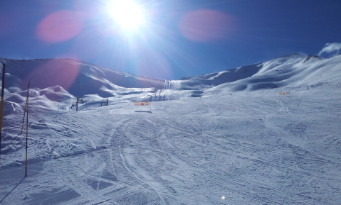 Szemben chamois, jobbra crous piros pályák. Balra a Crous I. II. tárcsás felvonók az átjáró felé.