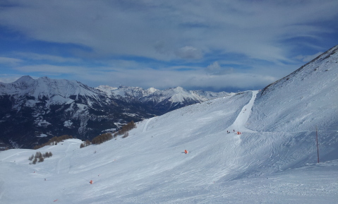 balra grande rouge, középen cabane berger kék, a gerincen túl pedig a bergeries kék
