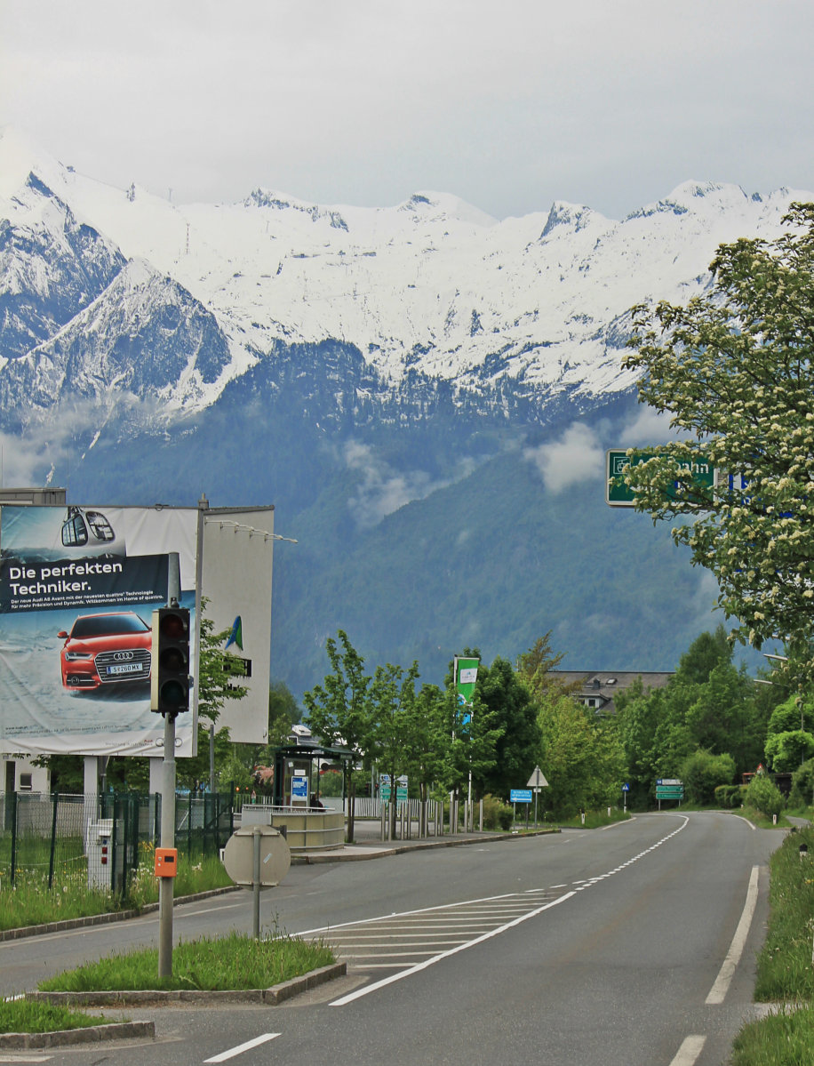 Lenn zöld, fenn fehér