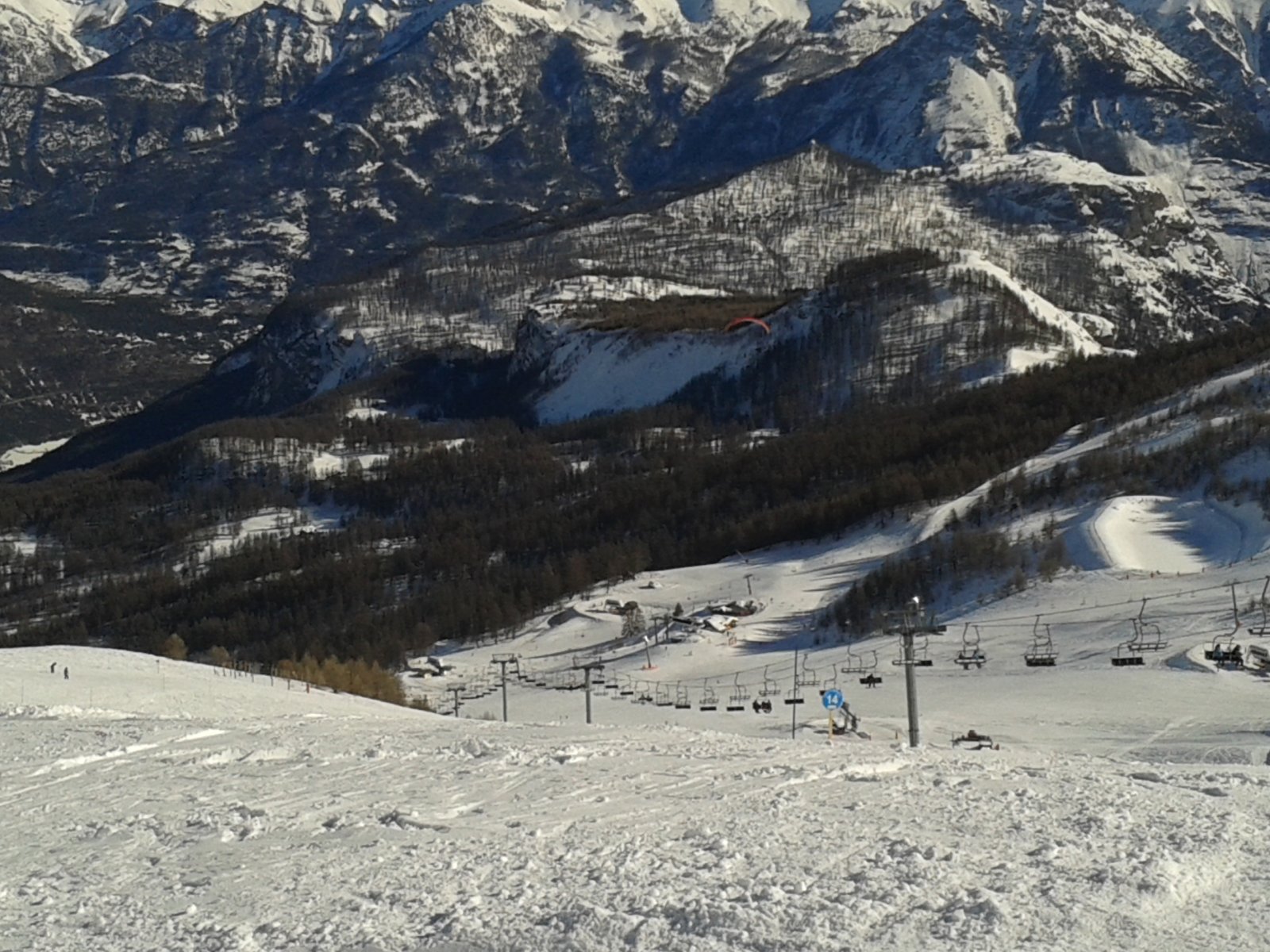 Siklóernyővel is síelhetünk.