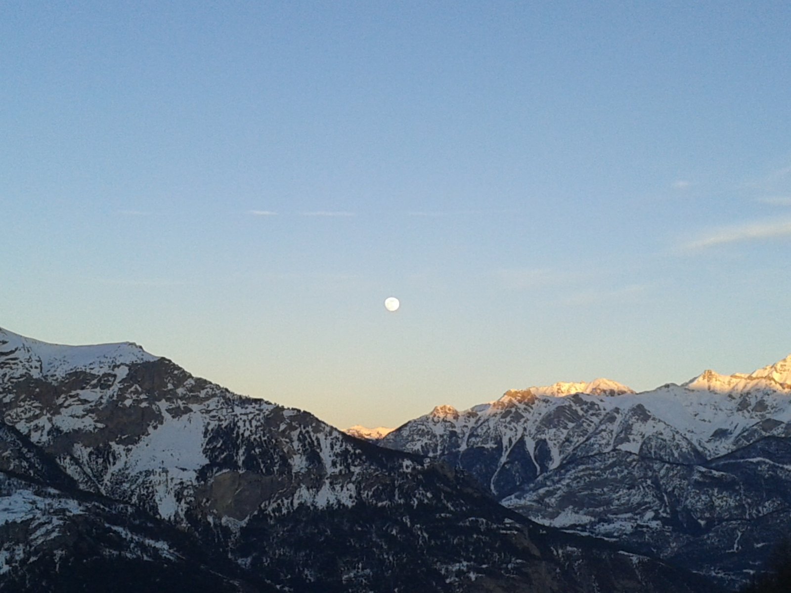 A Hold is figyel bennünket:)